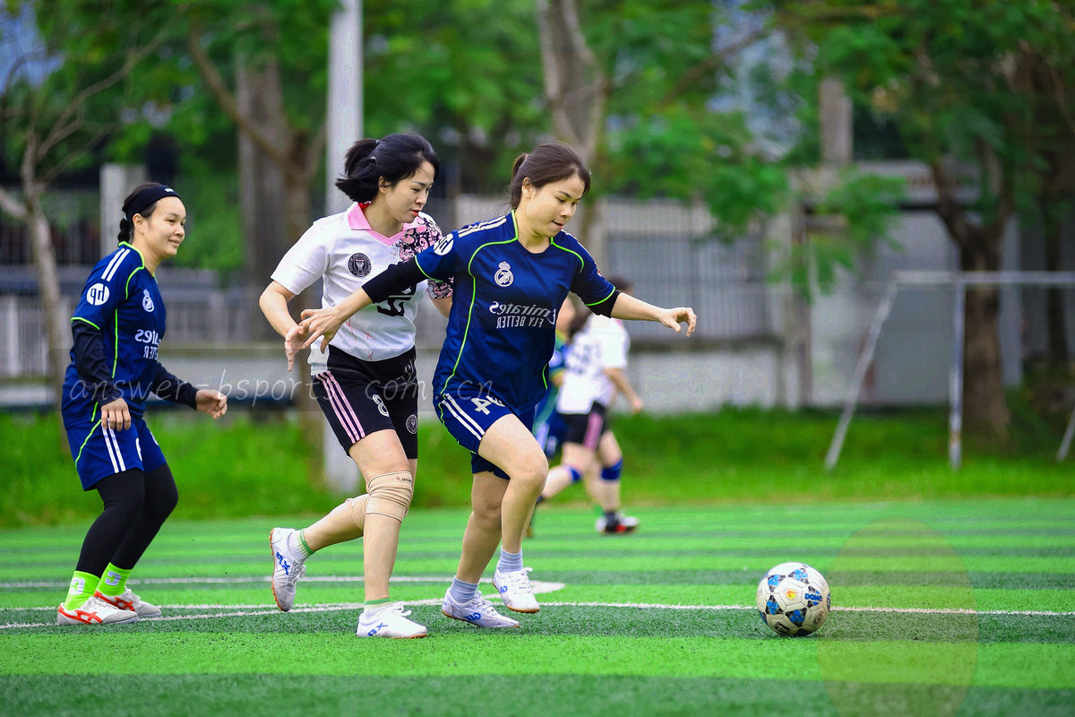 低角度拍摄的城市夜间球场，灯光照亮看台轮廓与场边草皮